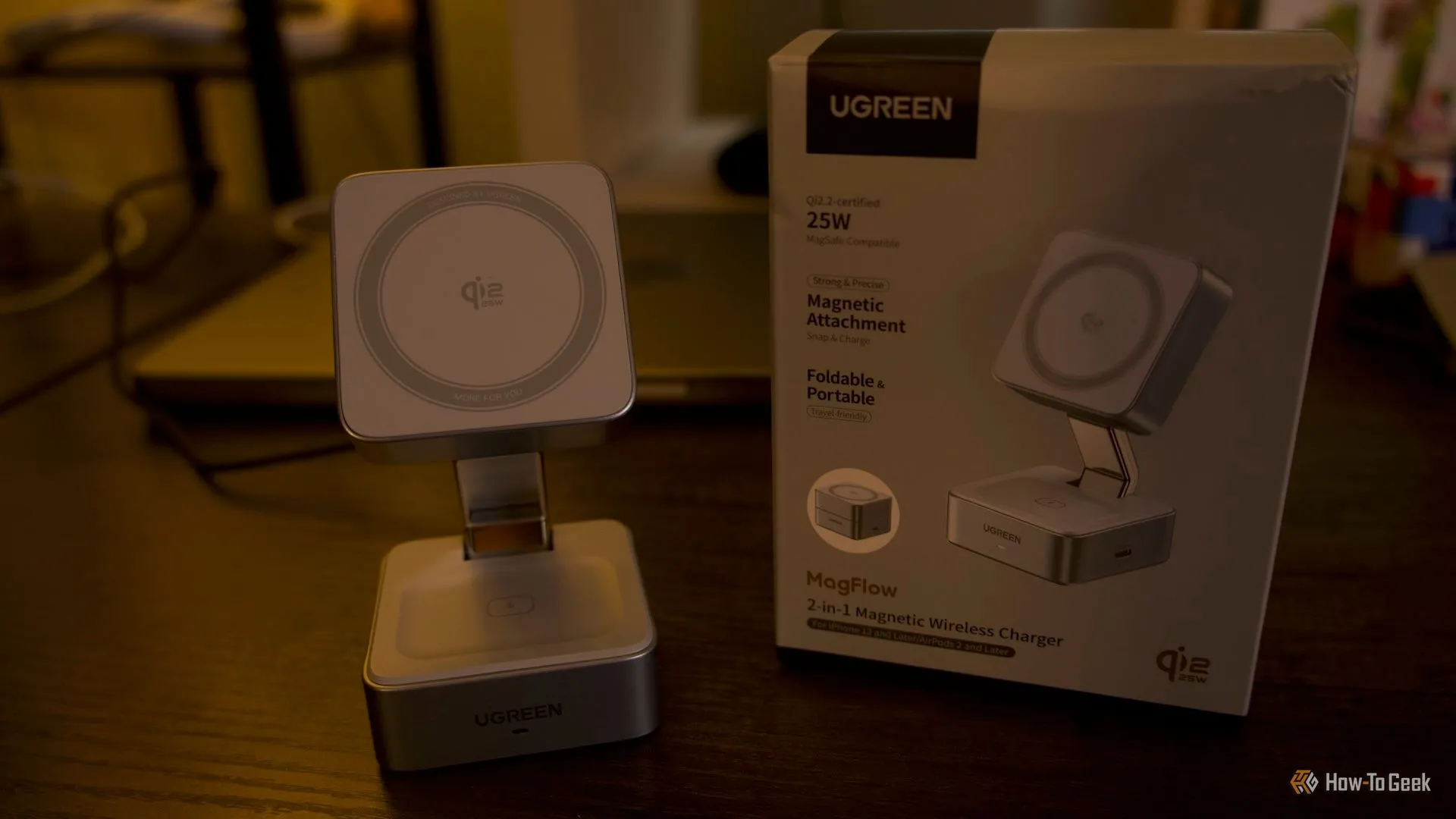 Hộp và đế sạc Ugreen MagFlow 2-in-1 đặt trên bàn, thể hiện kích thước đóng gói và tính di động.