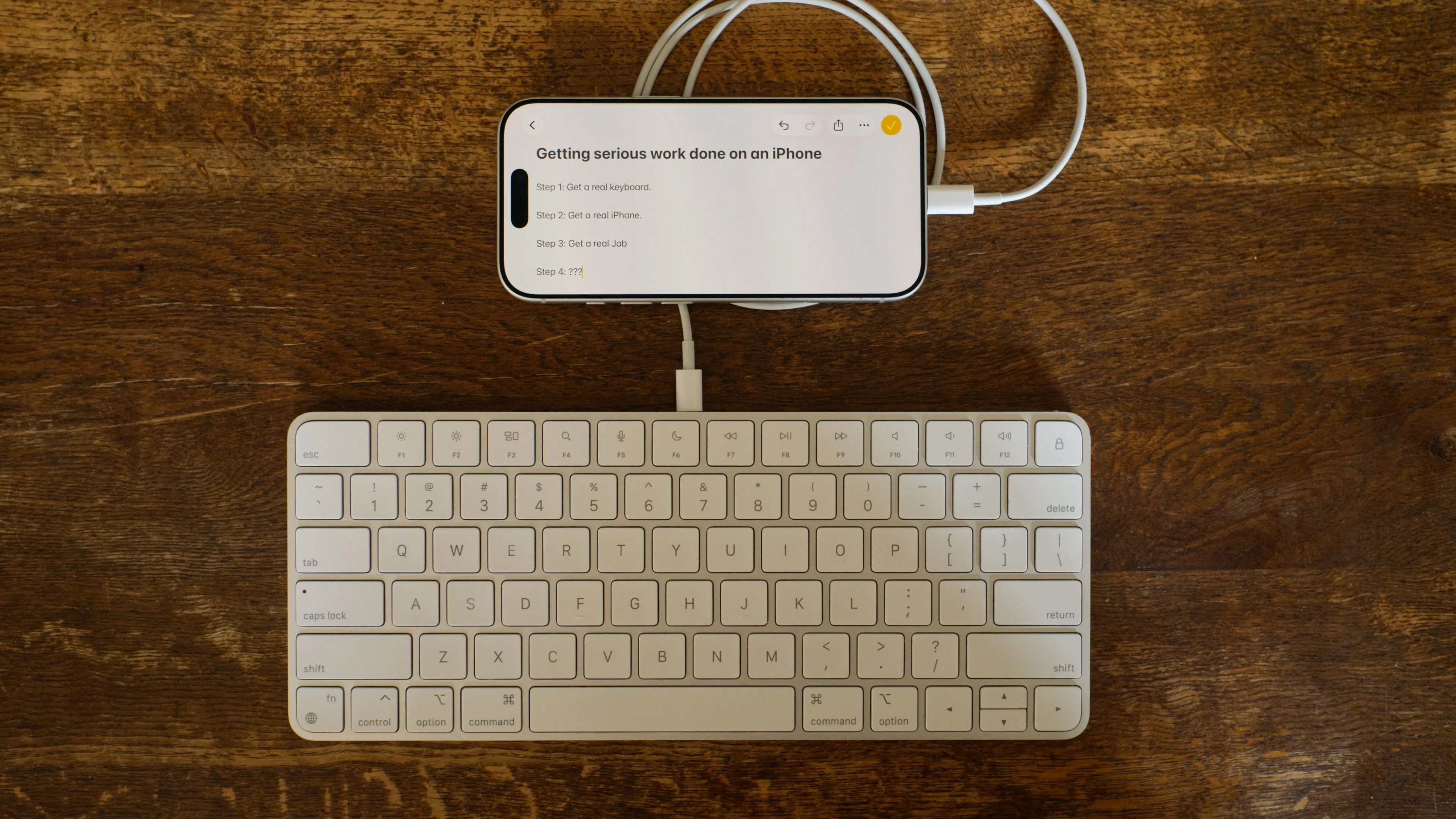 iPhone 17 Pro kết nối với Apple Magic Keyboard qua adapter có dây