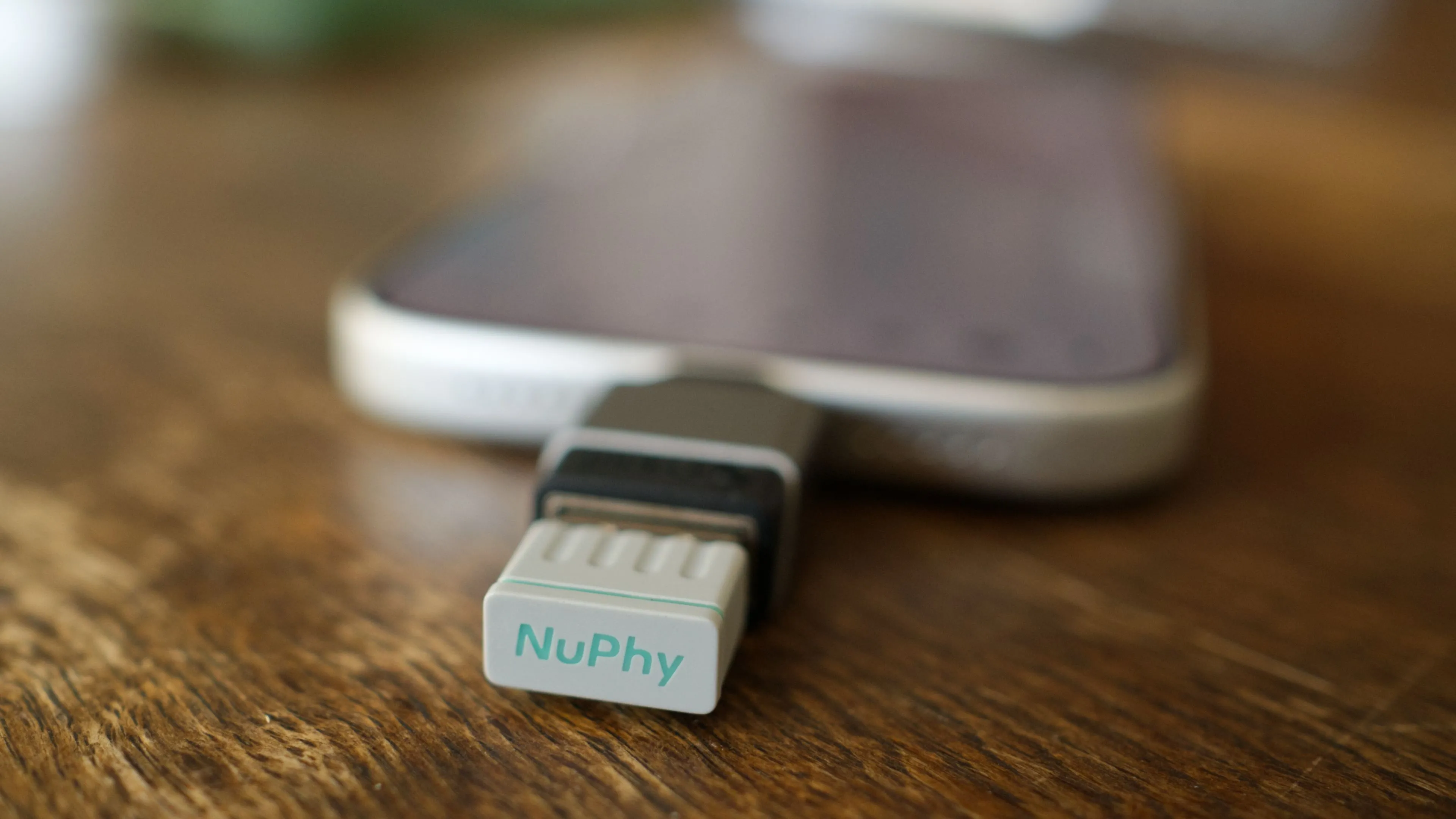 iPhone 17 Pro với dongle không dây 2.4GHz của NuPhy kết nối qua adapter USB-C