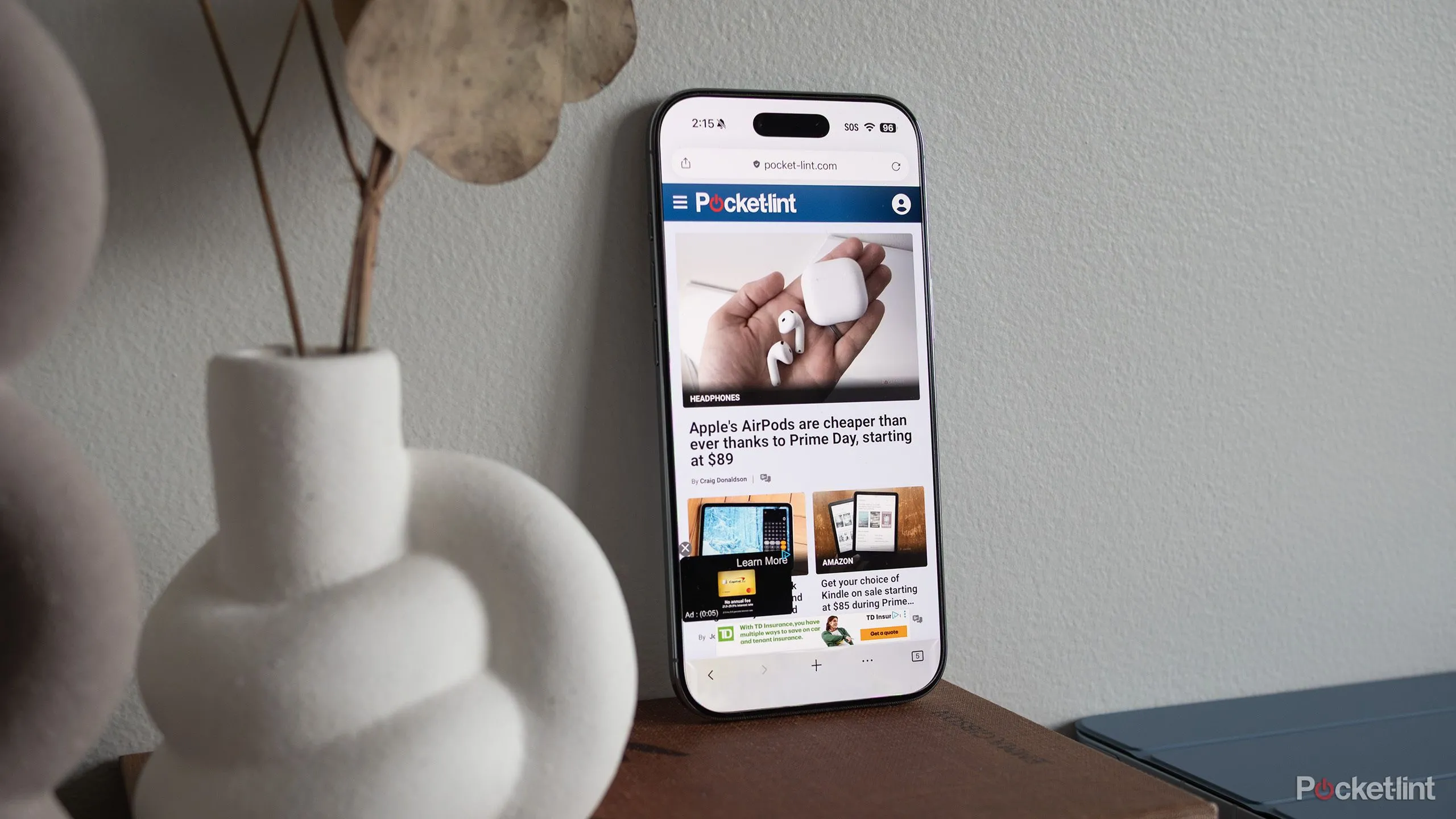 iPhone Air trên nền quảng cáo của Pocket-lint