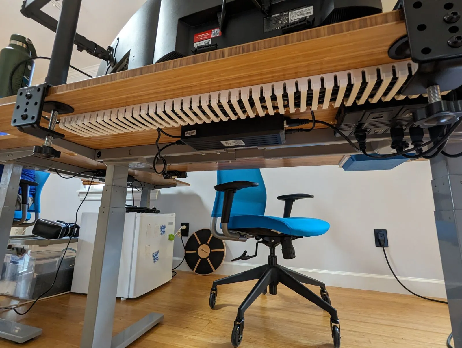 Khay quản lý dây modular gắn dưới bàn in 3D màu trắng