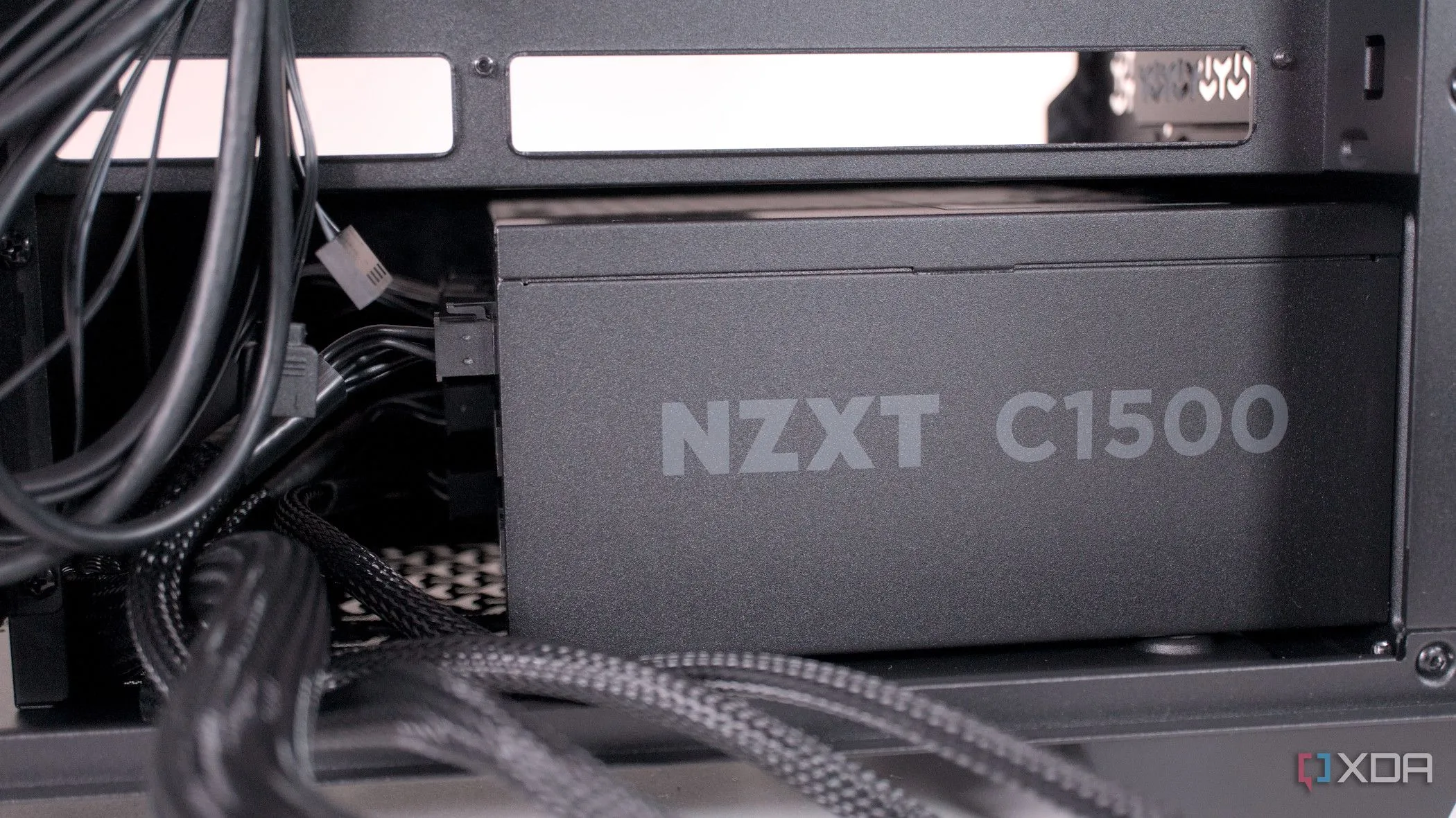 Lắp đặt PSU Corsair vào thùng máy Corsair 3500X ARGB, minh họa quy trình chọn và lắp nguồn trong build gaming tiêu chuẩn