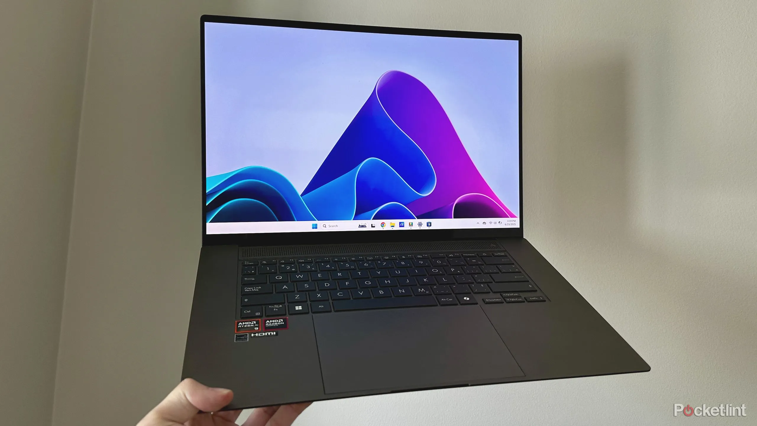 Laptop chạy Windows 11, minh họa các cải tiến nhỏ nhưng hữu dụng như Snap Layouts và hỗ trợ chơi game nâng cao