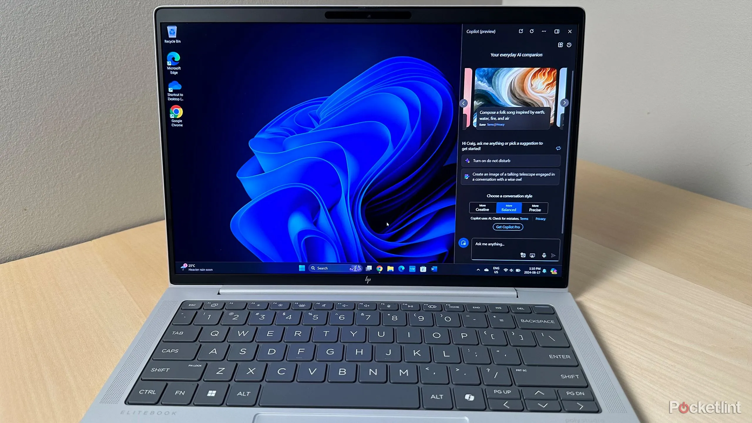 Laptop doanh nghiệp hiển thị Copilot và chức năng AI tích hợp trên Windows 11