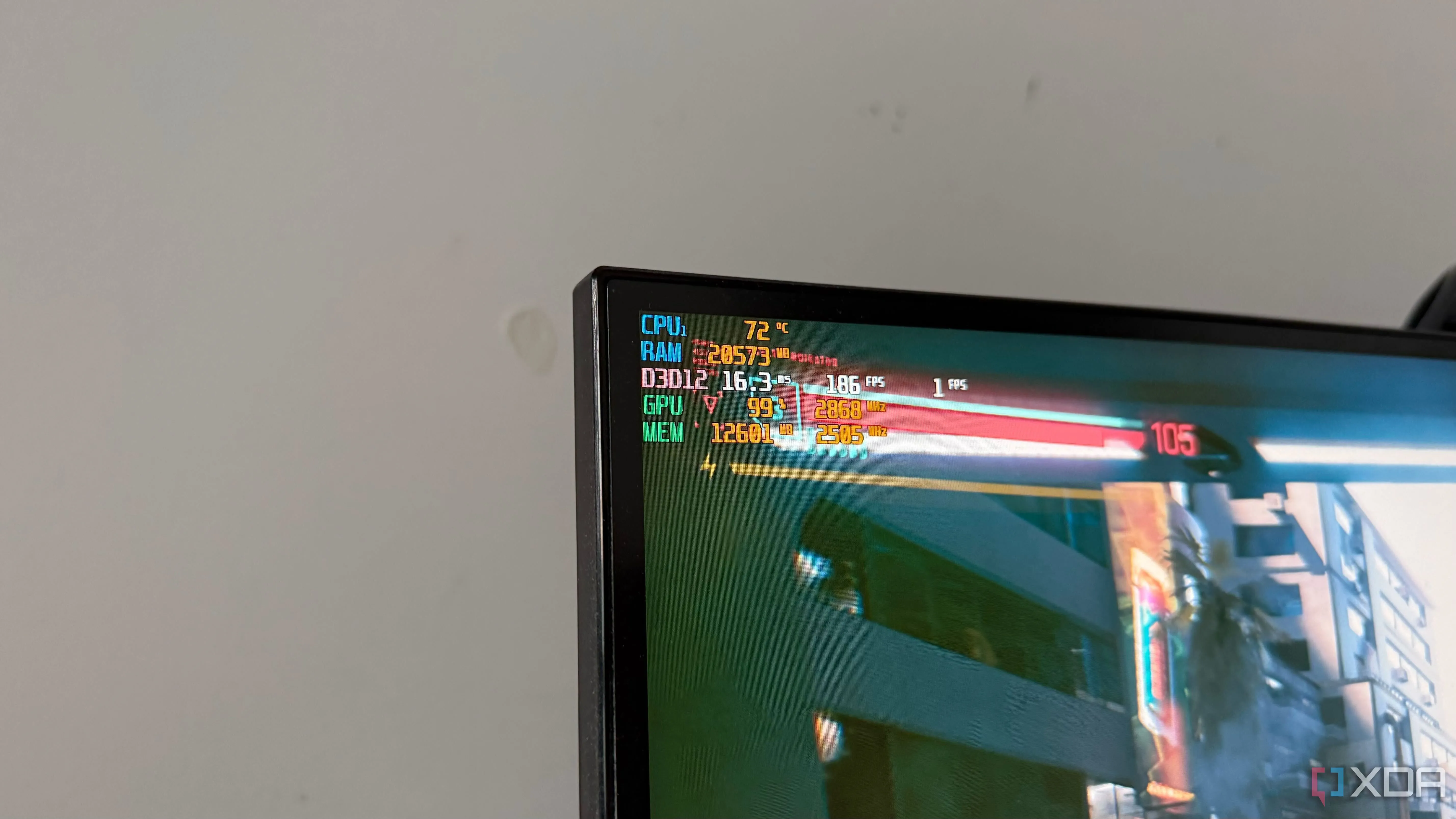 Màn hình hiển thị chỉ số hiệu năng của Cyberpunk 2077, minh họa tác động của điện áp không ổn định khi chơi game nặng