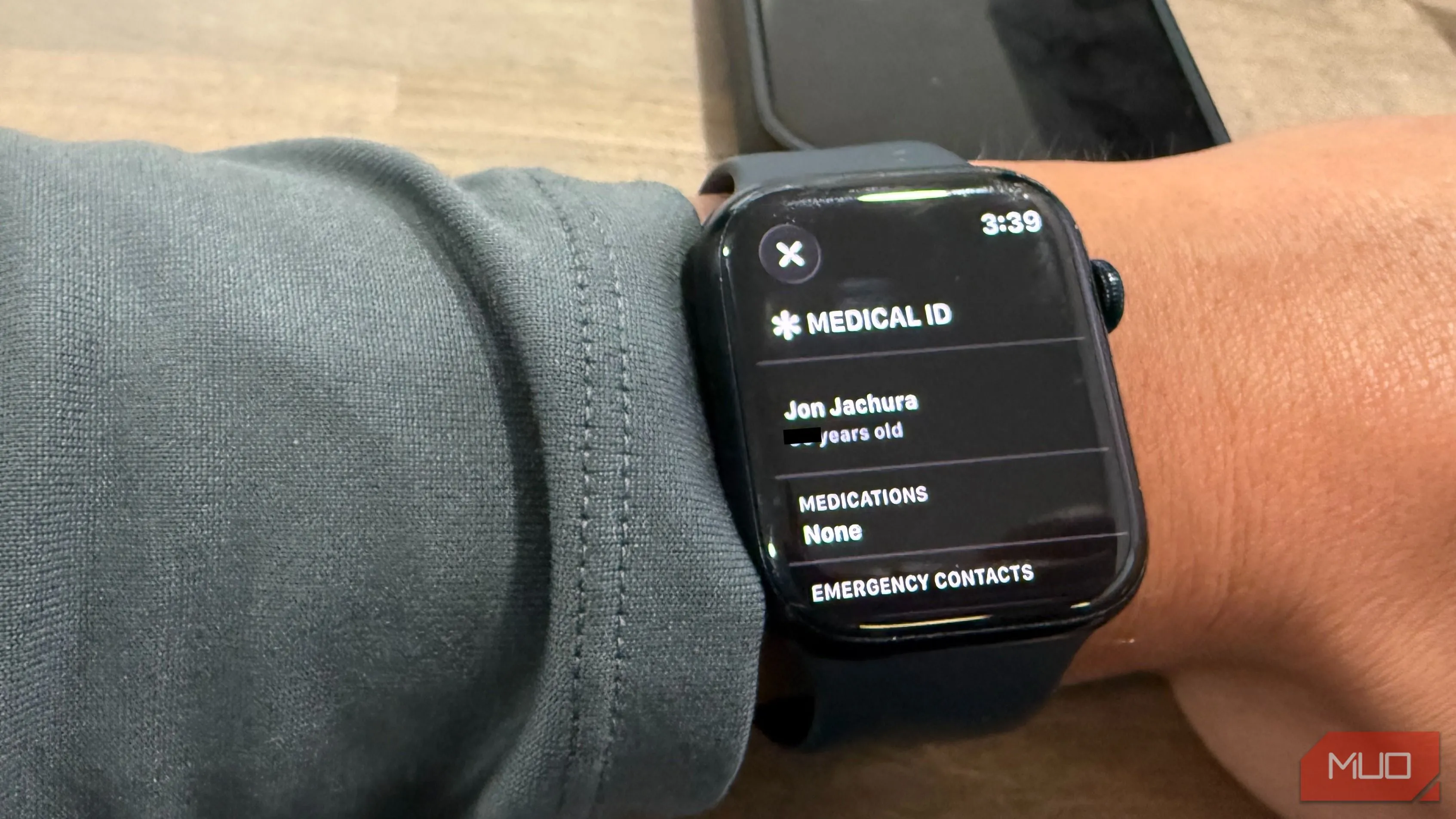 Màn hình Medical ID trên Apple Watch hiển thị thông tin y tế và liên hệ khẩn cấp