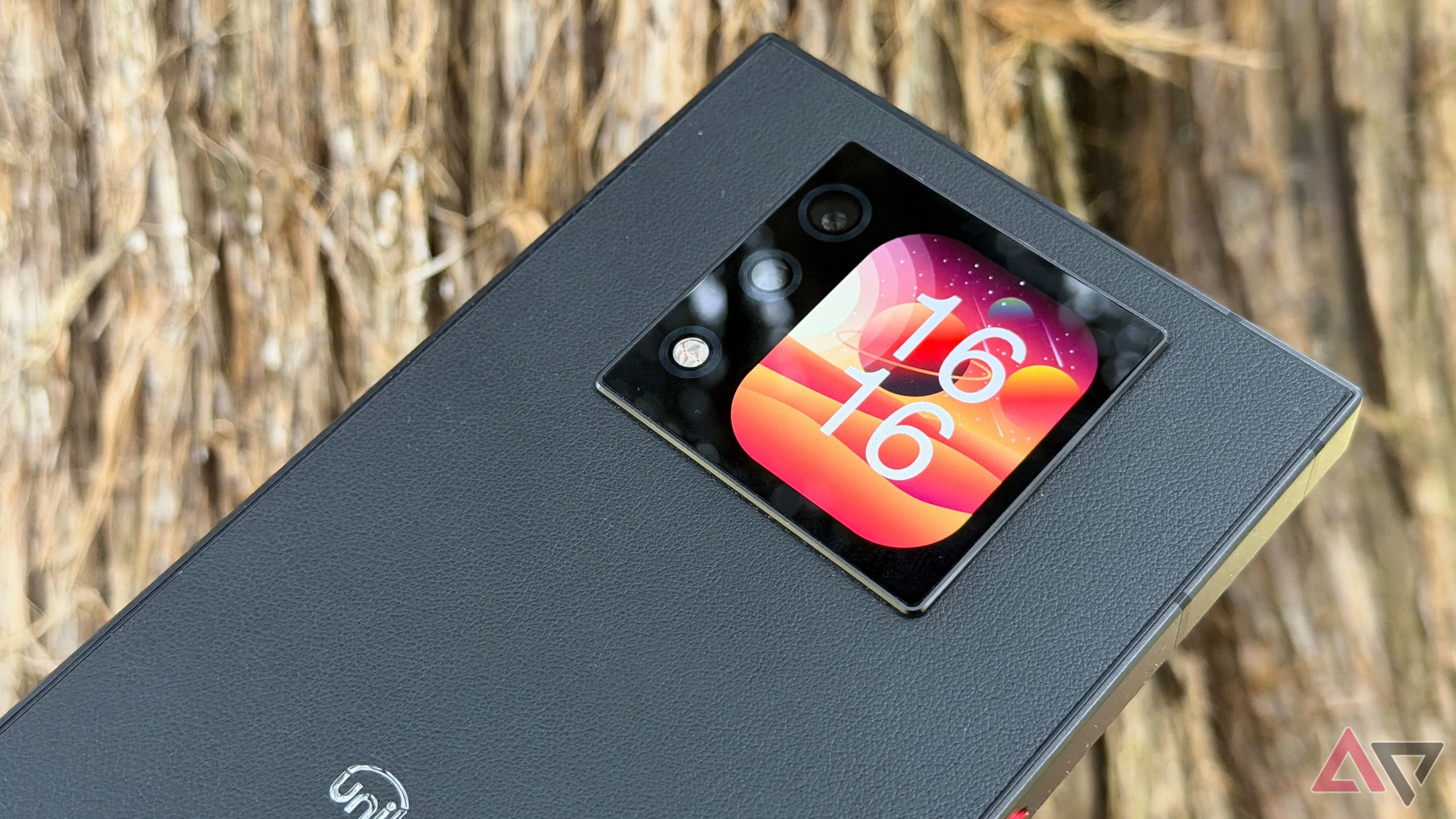 Màn hình phụ (sub-screen) ở mặt lưng Unihertz Titan 2, hữu dụng khi máy úp mặt nhưng hạn chế trong thực tế