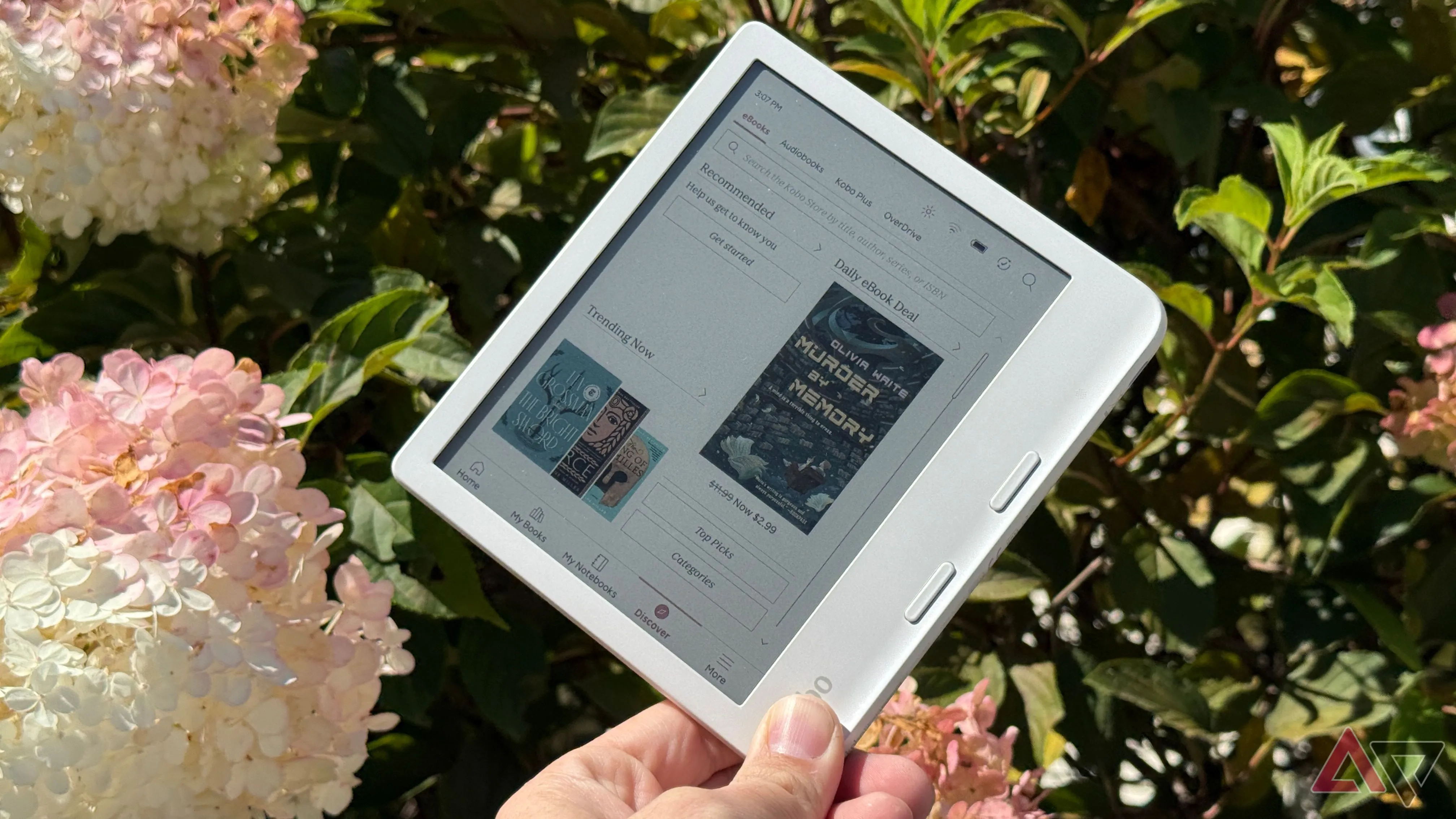 Máy đọc sách Kobo Libra cầm tay, minh họa giải pháp e-reader thay thế điện thoại để giảm thời gian dùng màn hình chính