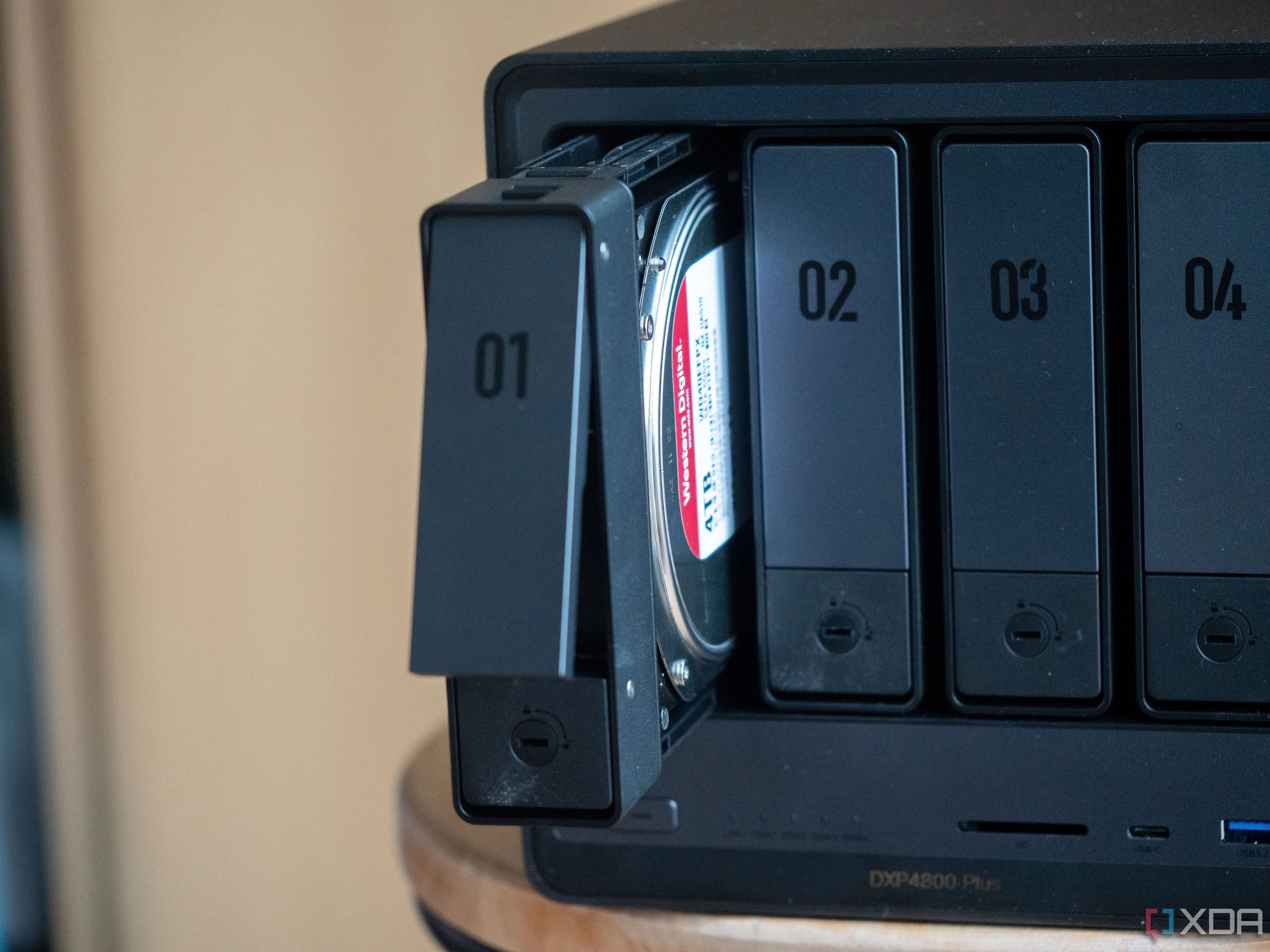 NAS Ugreen 4 khoang đặt trên bàn, minh họa môi trường lưu trữ Nextcloud tự host cho creator game thủ