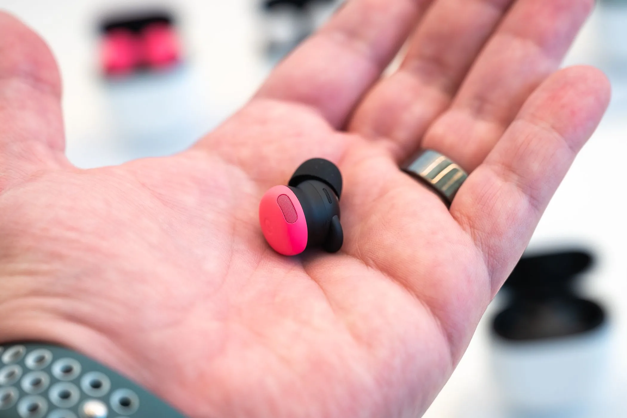 Người cầm tai nghe Google Pixel Buds Pro 2 màu Peony