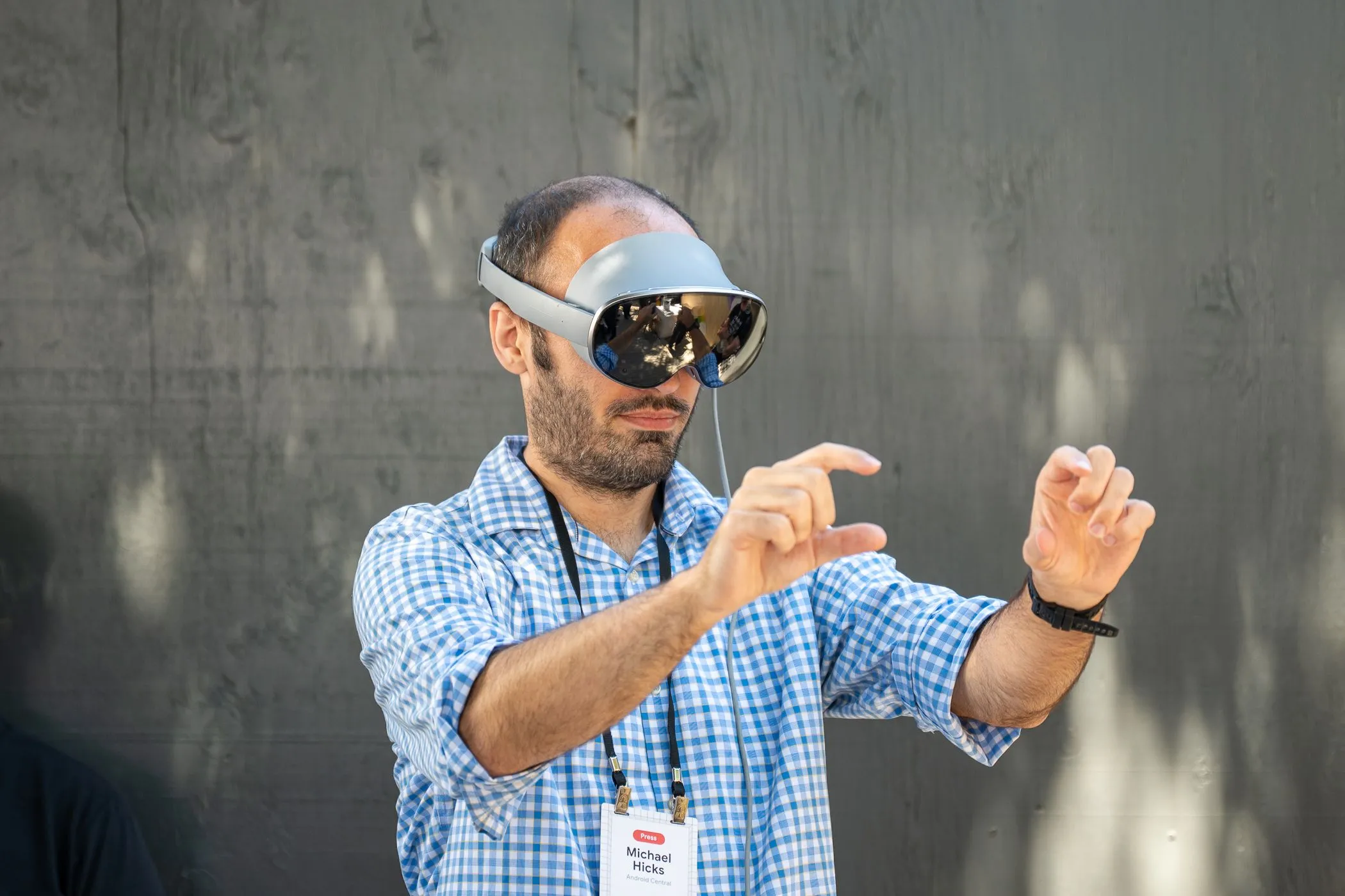 Người đeo headset Project Moohan tại Google I/O 2025