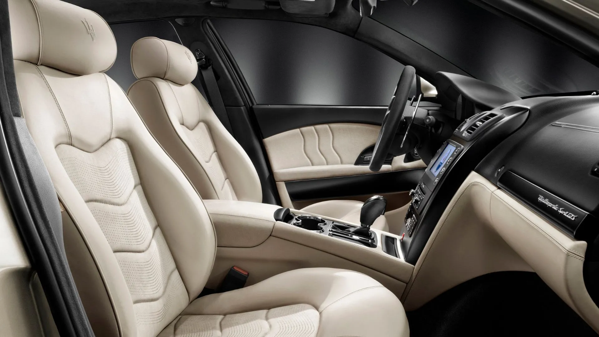 Nội thất 2010 Quattroporte, minh họa khu vực bảng điều khiển cần kiểm tra điện tử và tình trạng da bọc.