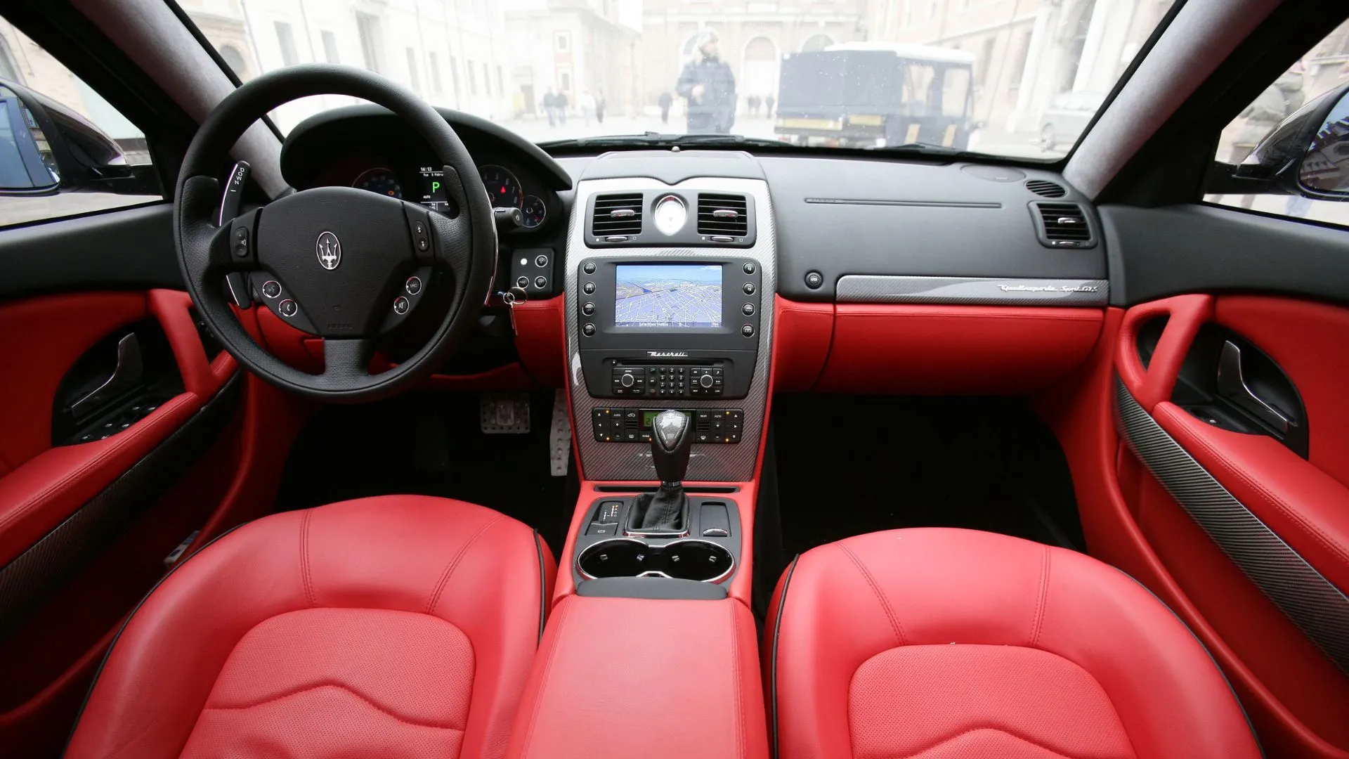 Nội thất khoang lái Maserati Quattroporte 2008, minh họa chất liệu và trang bị bên trong.