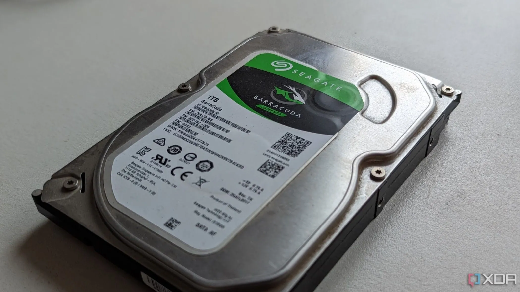 Ổ cứng Seagate HDD 1TB cổ điển, phù hợp cho backup hơn là chạy game hiện đại