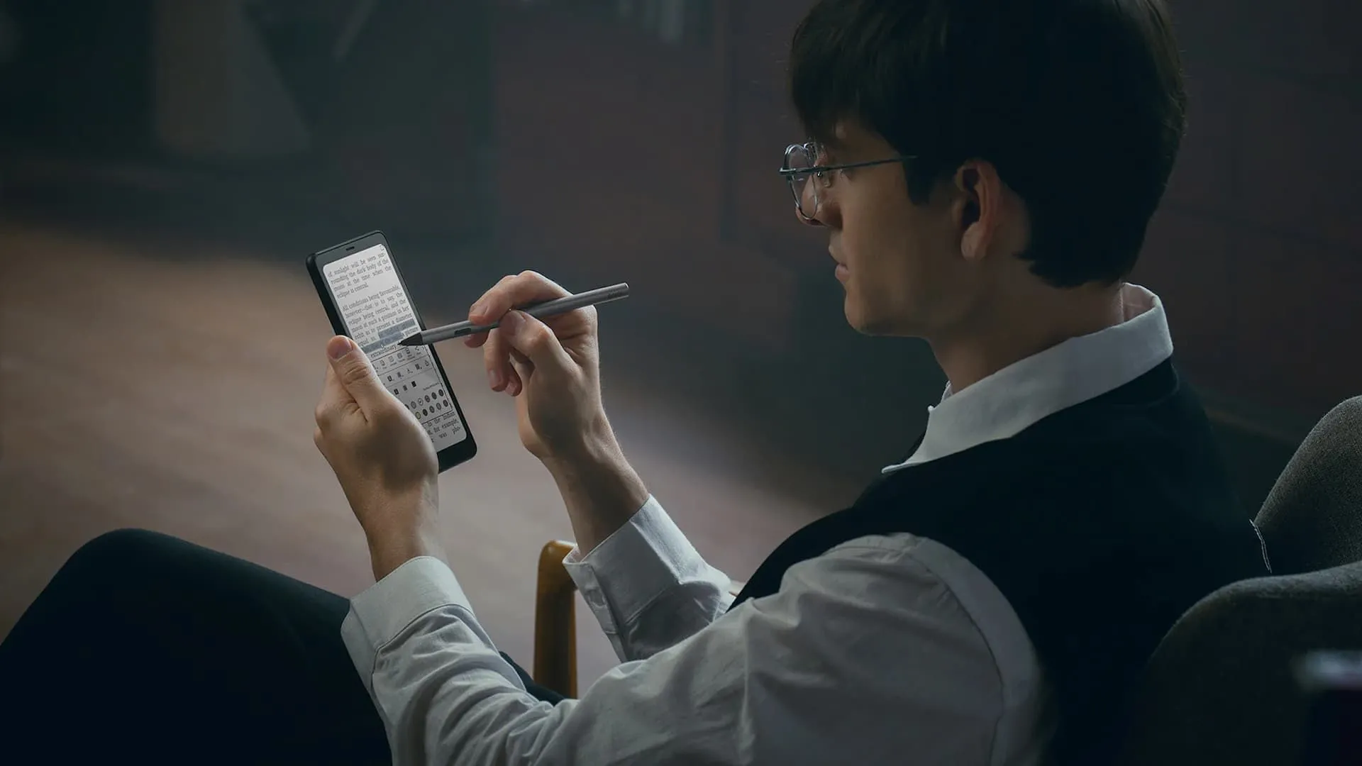 Onyx BOOX Palma 2 Pro dùng bởi người ngồi ghế