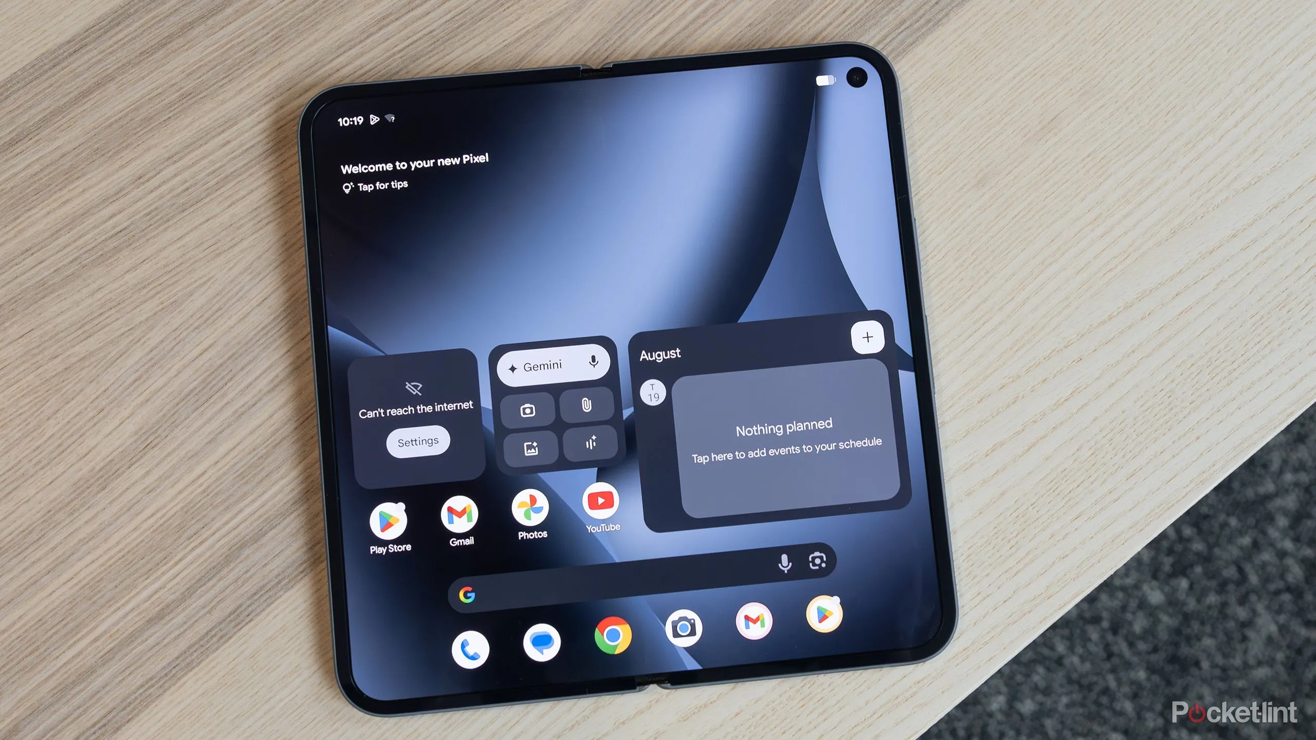 Pixel 10 Pro Fold mở màn hình, liên quan đến báo cáo lỗi biểu tượng pin trên thanh trạng thái