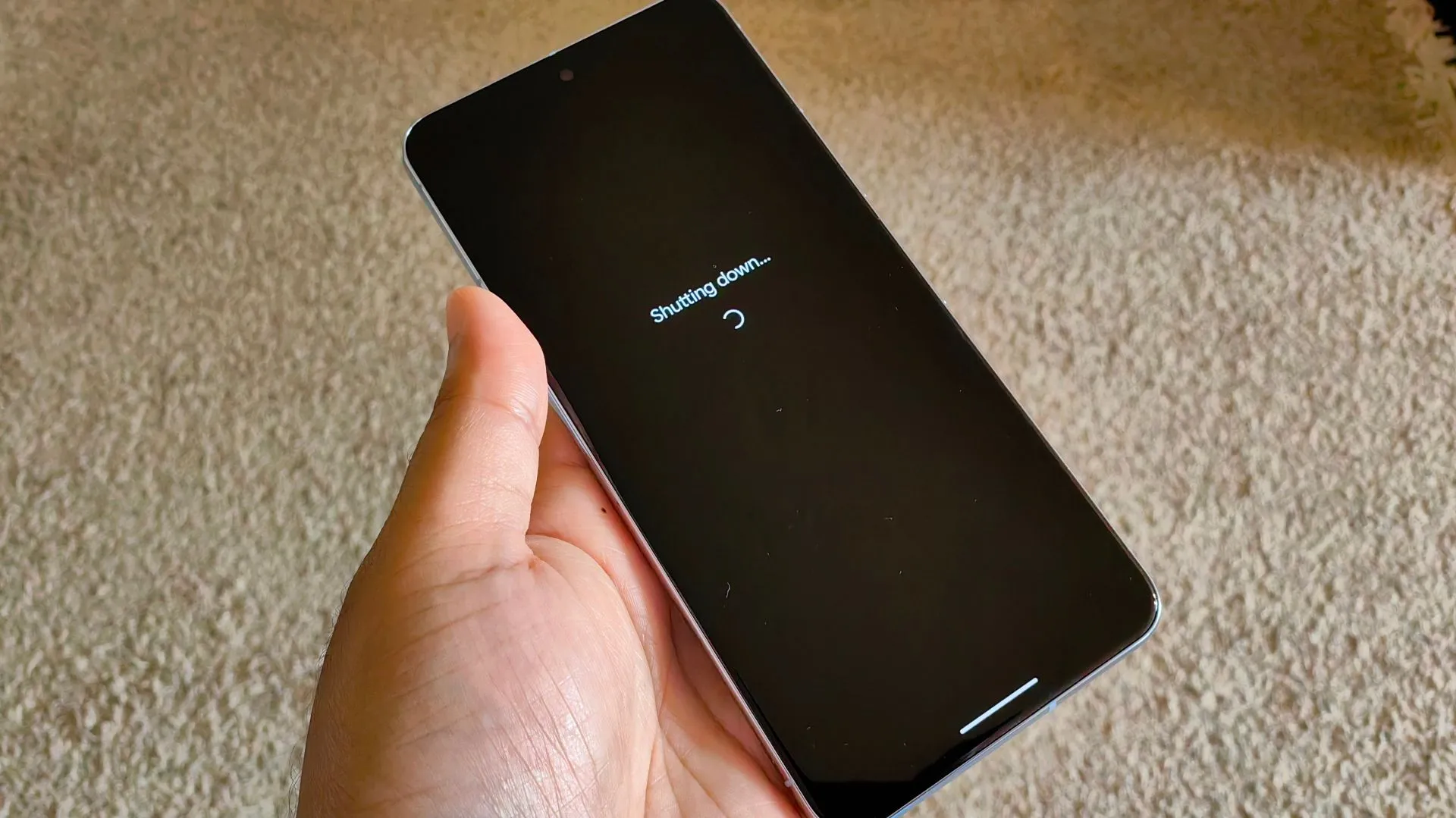 Pixel 8 Pro đang tắt máy, minh họa thiết bị có thể cần phần cứng đặc biệt để theo dõi khi tắt