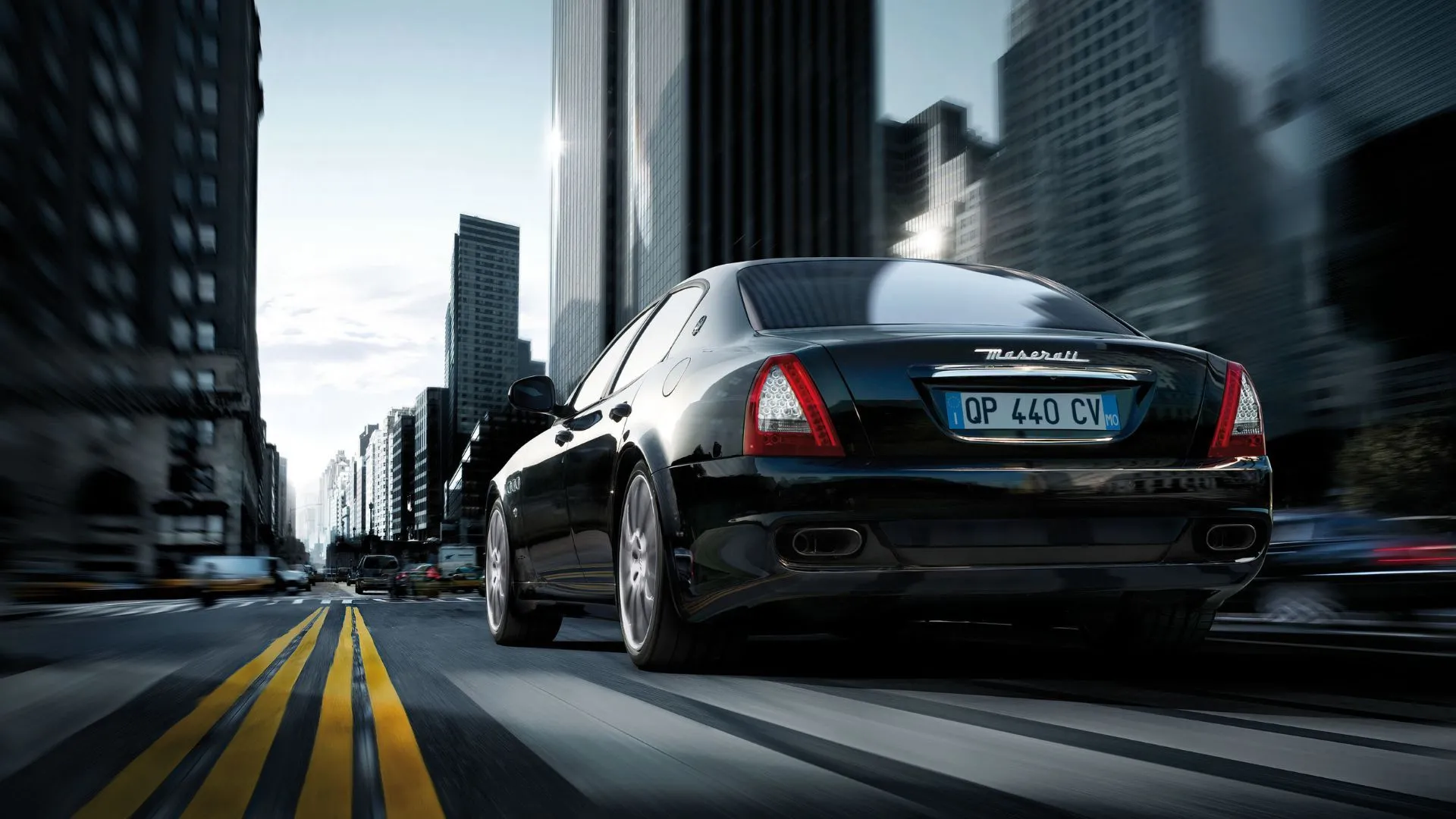 Quattroporte 2008 vận hành trên đường phố, cho thấy dáng xe và khả năng di chuyển nhanh.