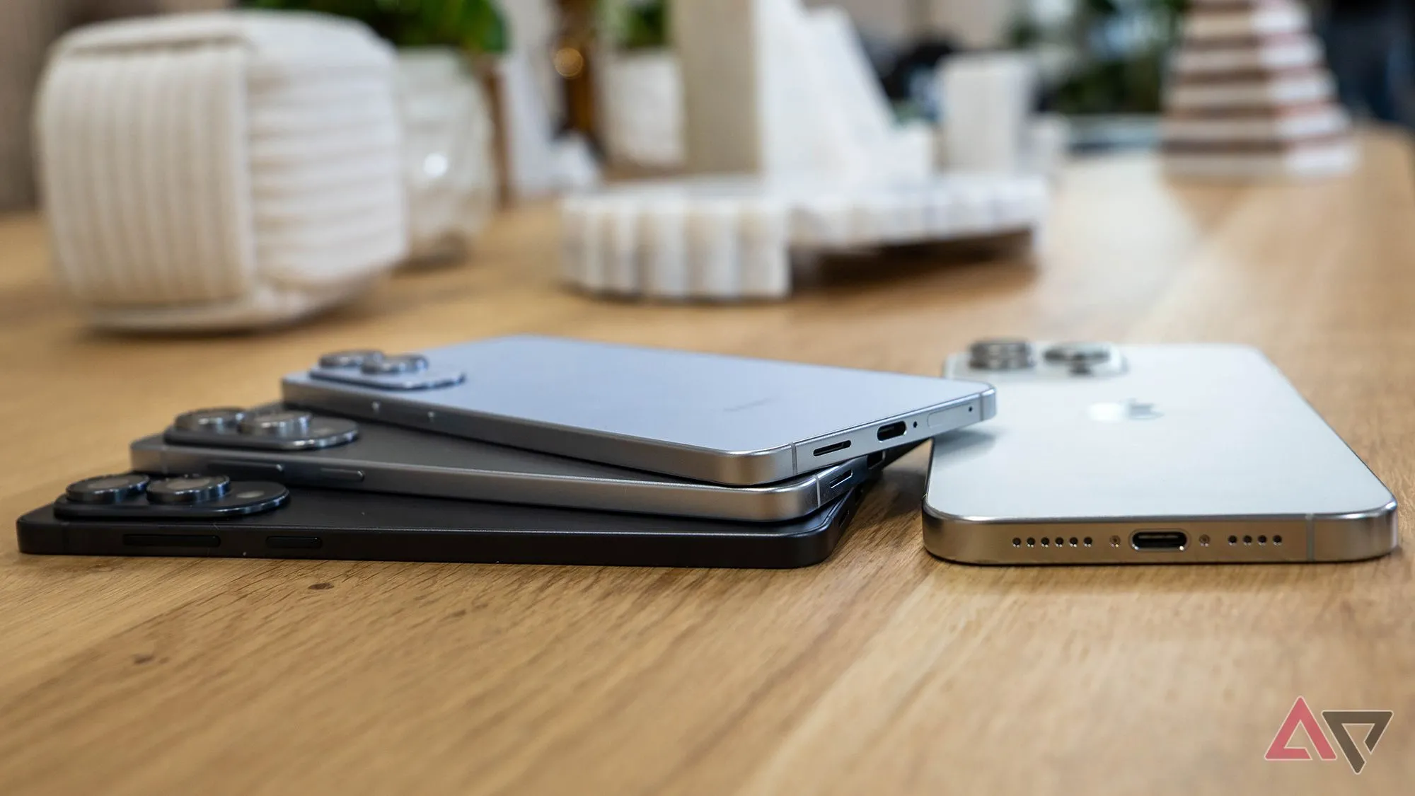 Samsung Galaxy S25 Edge hiển thị cạnh cong — minh họa điện thoại siêu mỏng và thiết kế Edge