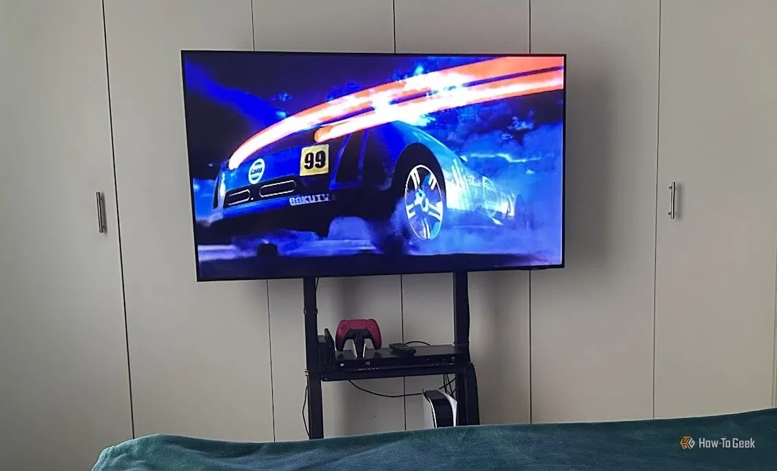 Samsung TV trên giá di động trong phòng ngủ, mô tả tính di động của thiết lập.