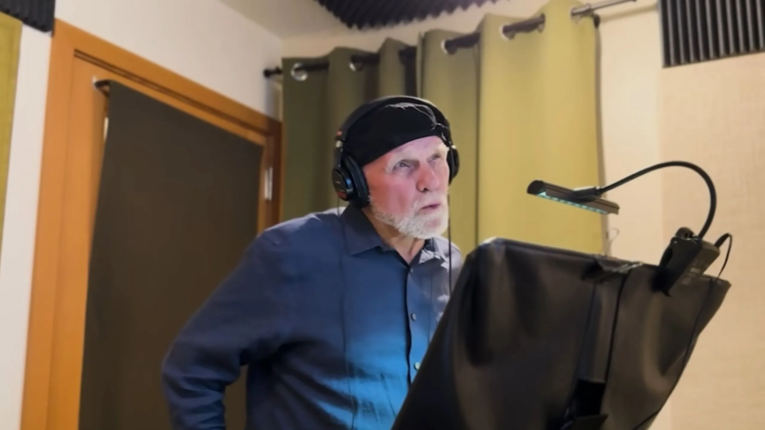 Steve Downes thu âm cho Halo Campaign Evolved, nhấn mạnh việc tái thu thoại chính cho Master Chief