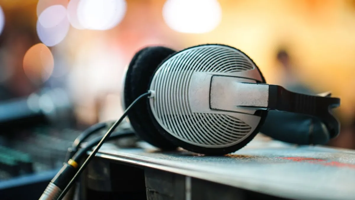 Tai nghe có dây đặt trên mặt bàn, minh họa cho kết nối có dây và thiết bị DAC phù hợp cho phát FLAC lossless