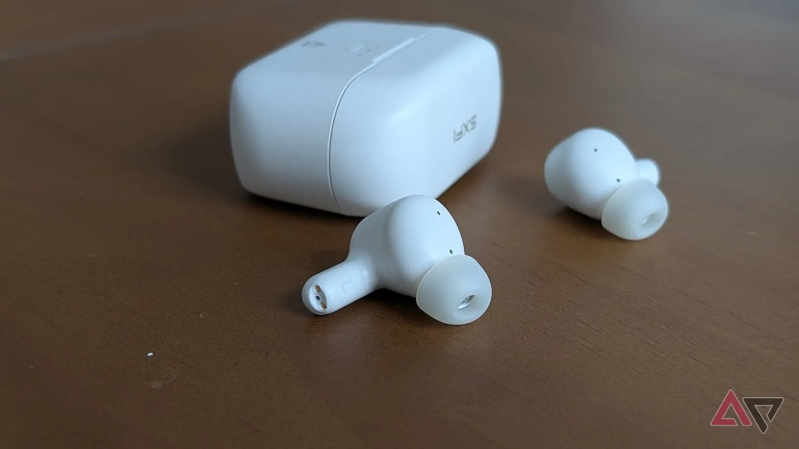 Tai nghe Creative Zen Air SXFI màu trắng đặt trên bề mặt gỗ