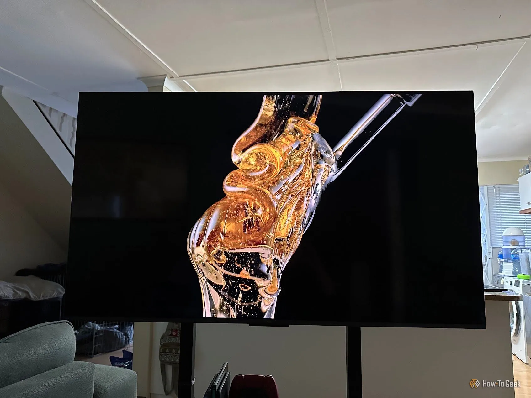 TCL C6K hiển thị video so sánh với OLED để minh họa chất lượng hình ảnh.