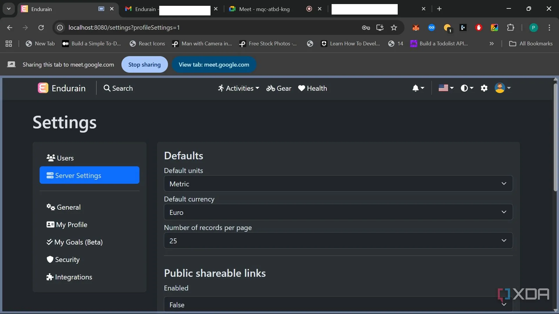 Trang cấu hình máy chủ Endurain thể hiện các tùy chọn cổng kết nối và timezone