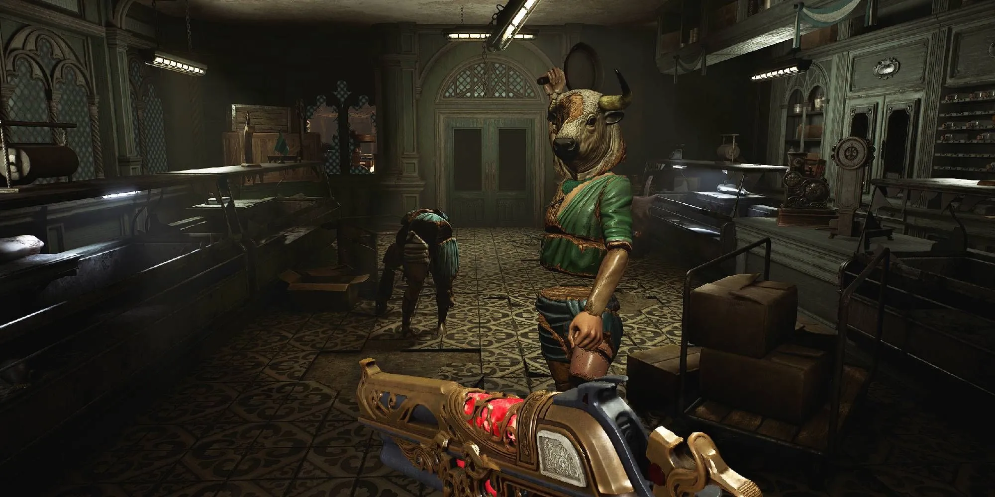 Tượng có đầu bò đứng trong quán cà phê — ví dụ hình tượng văn hóa bị xoắn trong Crisol