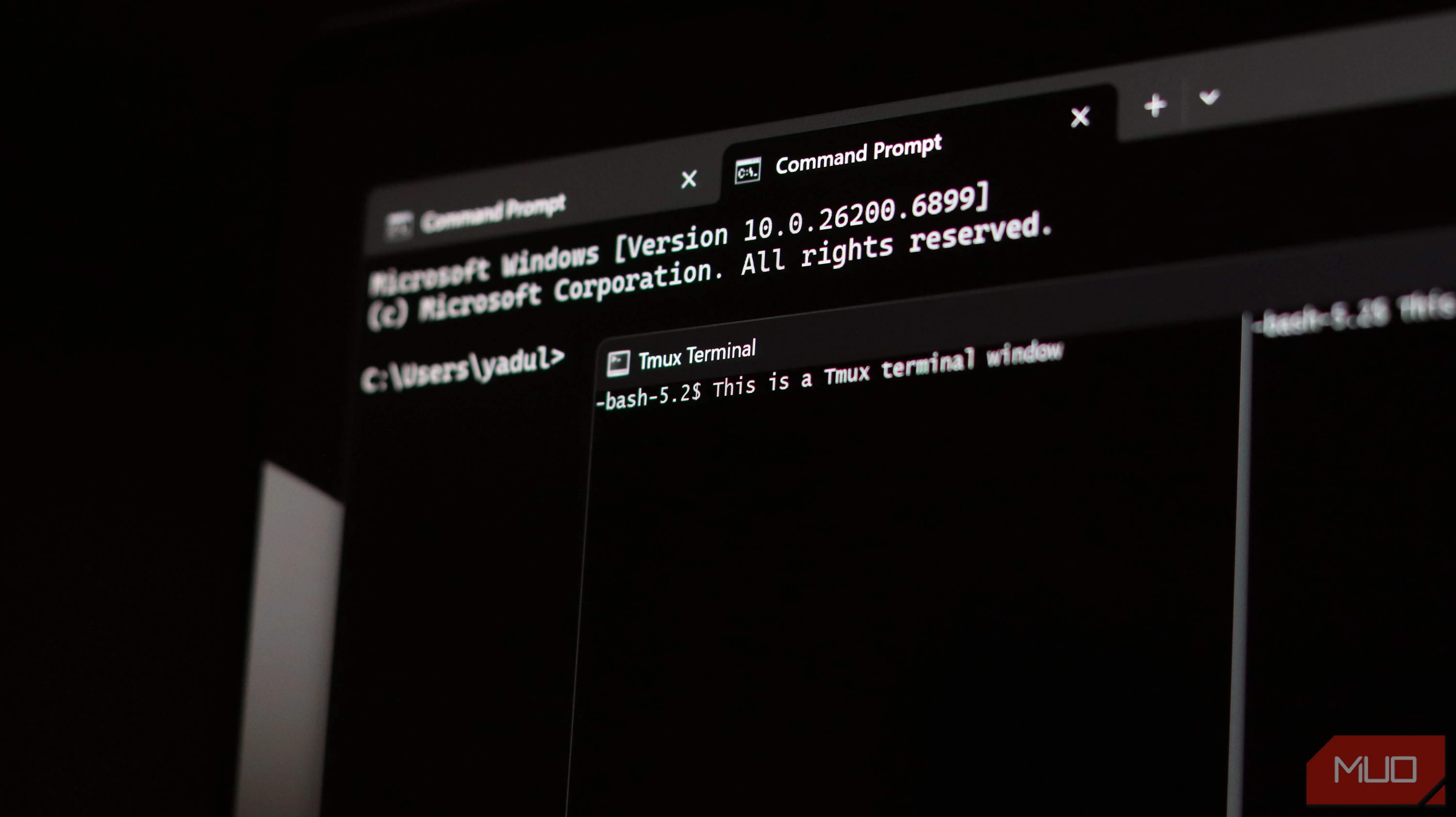 Windows Terminal và itmux mở cạnh nhau trên Windows 11, thể hiện khác biệt giao diện.